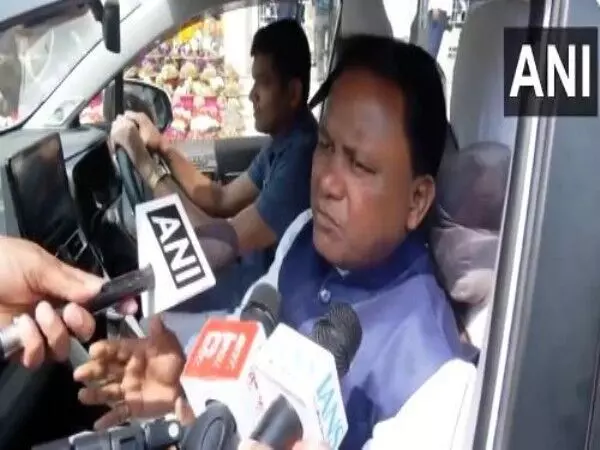 ओडिशा 08 फरवरी 2028: ओडिशा के मुख्यमंत्री मोहन चरण माझी ने कहा है कि दिल्ली में आप के शासन में विकास प्राथमिकताओं को नुकसान पहुंचा है, जिसके कारण मतदाताओं ने इस बार भाजपा पर भरोसा जताया है। “प्रधानमंत्री मोदी के नेतृत्व में देश तेज़ी से विकास कर रहा है। मौसम, प्रदूषण और पानी के मामले में दिल्ली की स्थिति बहुत गंभीर है,” माझी ने संवाददाताओं से कहा। “यह उस तरह विकसित नहीं हुआ जैसा कि राष्ट्रीय राजधानी को होना चाहिए था। और यही कारण है कि लोगों ने बदलाव लाने का फैसला किया,” उन्होंने कहा। दिल्ली चुनाव परिणामों में भाजपा के लगातार आगे बढ़ने के बीच, दिल्ली भाजपा प्रमुख वीरेंद्र सचदेवा ने कहा कि दिल्ली के लोगों ने प्रधानमंत्री नरेंद्र मोदी पर भरोसा जताया है, जो शनिवार की शाम को पार्टी मुख्यालय का दौरा करेंगे। सचदेवा ने कहा, “दिल्ली के लोगों ने प्रधानमंत्री मोदी पर भरोसा जताया है। यह हमारे और दिल्ली के लोगों के लिए बहुत बड़ी जीत है। वह (प्रधानमंत्री मोदी) शाम को पार्टी मुख्यालय आएंगे।” शुरुआती रुझानों में 27 साल बाद राष्ट्रीय राजधानी में भाजपा की वापसी के संकेत मिलने पर भाजपा कार्यकर्ताओं ने नई दिल्ली में पार्टी कार्यालय के बाहर जश्न मनाया। भाजपा कार्यकर्ता पार्टी कार्यालय में पटाखे फोड़ते, नाचते और गाते देखे गए। दिल्ली चुनाव में भाजपा के प्रदर्शन के बाद दिल्ली अध्यक्ष वीरेंद्र सचदेवा, पार्टी के उपाध्यक्ष बैजयंत पांडा समेत अन्य भाजपा नेताओं ने भी पार्टी कार्यालय में मुलाकात की। चुनाव आयोग और उसके मौजूदा रुझानों के अनुसार भाजपा ने दिल्ली विधानसभा चुनाव में बहुमत का आंकड़ा पार कर लिया है। भाजपा फिलहाल 48 सीटों पर आगे चल रही है, जबकि आप 22 सीटों पर आगे है। राष्ट्रीय राजधानी में सरकार बनाने के लिए बहुमत का आंकड़ा 36 है। 70 सदस्यीय विधानसभा के लिए 5 फरवरी को मतदान हुआ था, जिसमें कुल 60.54 प्रतिशत मतदान हुआ था। प्रधानमंत्री नरेंद्र मोदी के नेतृत्व में भाजपा के अभियान ने यमुना नदी में कथित विषाक्तता और मुख्यमंत्री के रूप में अरविंद केजरीवाल के आवास के जीर्णोद्धार को लेकर आप पर निशाना साधा। प्रधानमंत्री ने केजरीवाल पर निशाना साधने के लिए “आपदा” और “शीश महल” जैसे शब्दों का भी इस्तेमाल किया।