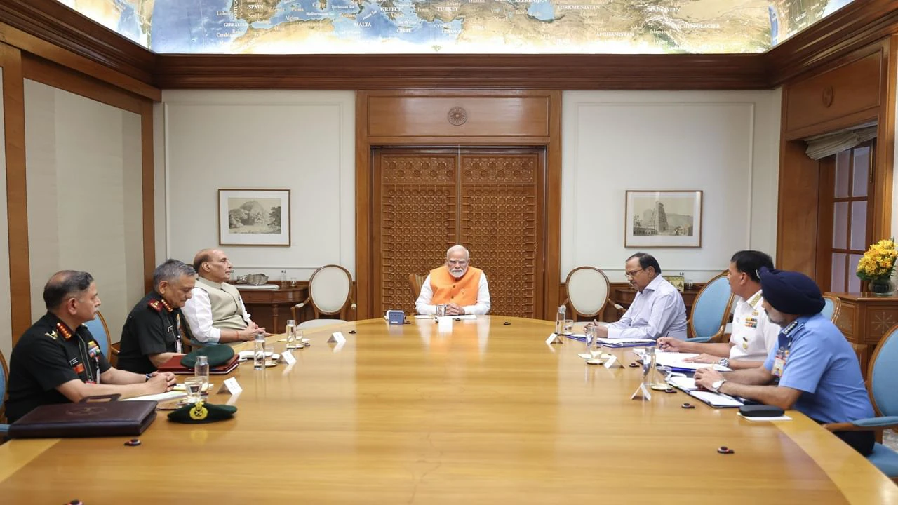 टारगेट और टाइम सेना तय करे. हाई लेवल मीटिंग में PM मोदी का सीधा संदेश