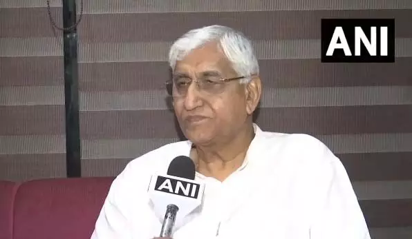 रायपुर 29 अप्रैल 2025: जम्मू और कश्मीर के पहलगाम में हुए आतंकी हमले में 28 लोगों की मौत हो गई थी। यह हमला मंगलवार 22 अप्रैल को हुआ था। इस हमले के बाद से ही पूरे देश में आक्रोश का माहौल है। हर तरफ आतंकवाद के खीलाफ प्रदर्शन किया जा रहा है। लोगों की मांग है कि, आतंकवादियों को कड़ी से कड़ी सजा मिले। WhatsApp Group Join Now Facebook Page Follow Now Twitter Follow Us Youtube Channel Subscribe Now इस आतंकी हमले के बाद विपक्ष ने भी सरकार से कहा है कि, सरकार के तरफ से जो भी कदम उठाया जाएगा विपक्ष उनके साथ खड़ा रहेगा। वहीं अब इस मामले में छत्तीसगढ़ के दिग्गज कांग्रेस नेता और पूर्व उपमुख्यमंत्री टी.एस. सिंहदेव का बयान सामने आया है। कांग्रेस नेता टी.एस. सिंहदेव ने कहा कि, ” इस मुद्दे पर पूरा देश एक साथ उठ खड़ा हुआ और विरोध किया। जो मंशा इन आतंकियों की थी कि इस वारदात को अंजाम देकर हिंदू-मुस्लिम की खाई को गहरा करना था और बहुत अप्रिय स्थिति उत्पन्न करना और देश की अखंडता पर वार करने का उनका इरादा था, लेकिन हर देश की नागरिक ने इसे खंडित कर दिया है हम सभी परिवारों के साथ खड़े हैं। सरकार को जो कदम उठाने पड़े वो उठाए, पूरा देश उसका समर्थन करेगा और सबकी एक राय होगी, पूरा देश एकसाथ है।”